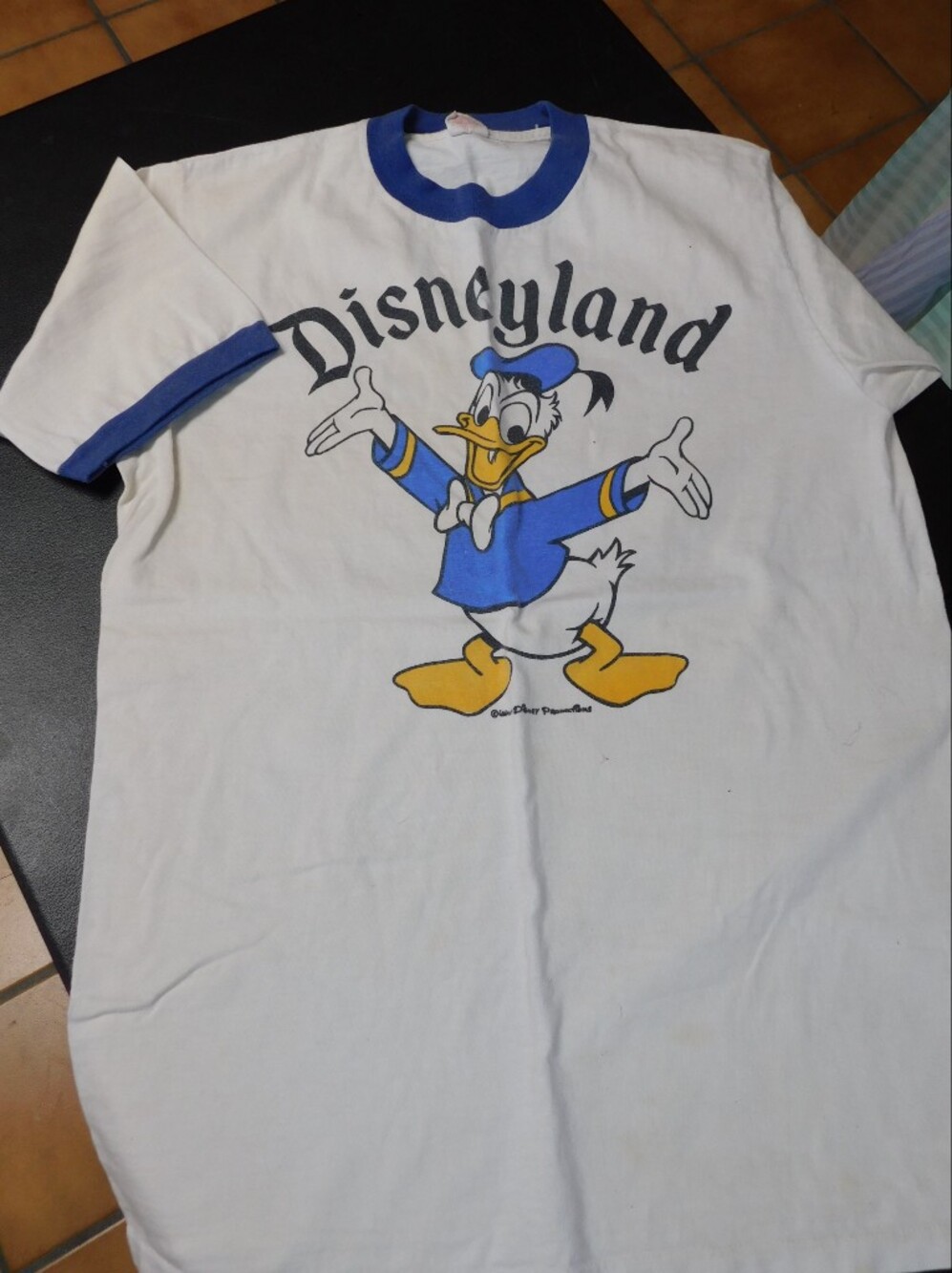 VINTAGE - Disneyland Donald Duck White T-Shirt with Blue Trim